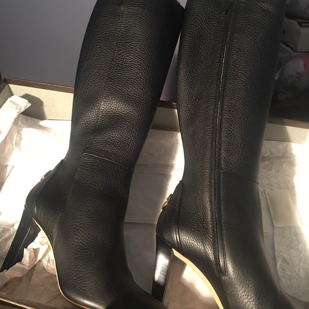 new never worn. No price tag. 3.5 inch heel.